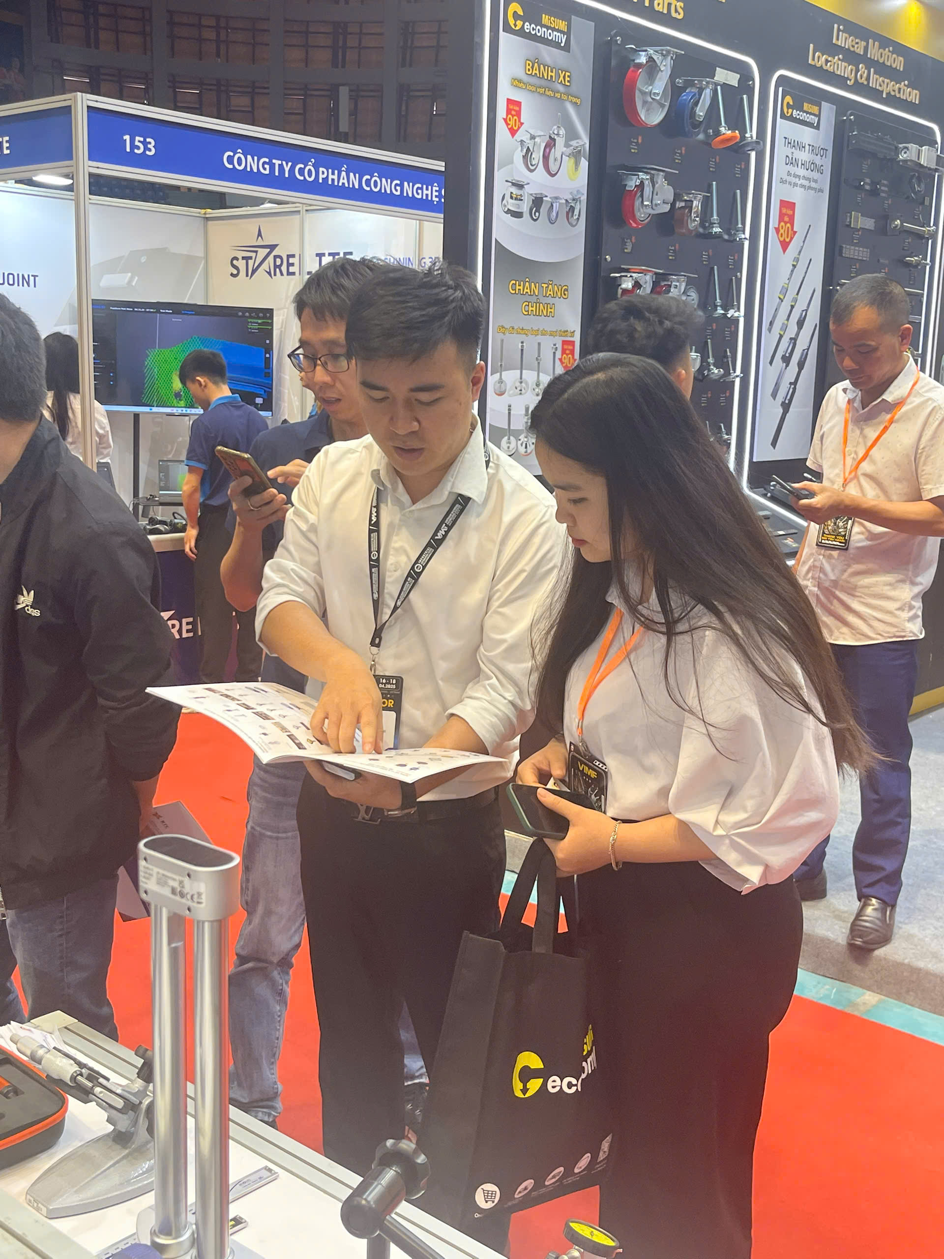 Tư vấn quý khách tại gian hàng